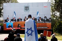 Izraelsko vrhovno sodišče odloča, ali sme Netanjahu oblikovati vlado