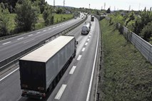 Zaradi gorečega vozila v predoru Trojane zaprt krak avtoceste v smeri Ljubljane
