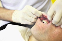 V zobozdravstvene ordinacije le zdrave osebe, po vsaki obravnavi razkuževanje in zračenje
