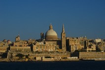 Malta grozi z blokado nove vojaške operacije EU za nadzor embarga na izvoz orožja v Libijo
