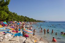 Na Hrvaškem priporočili medsebojno razdaljo kopalcev v morju in bazenih