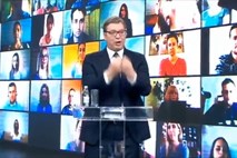 #video Vučić si je organiziral virtualni aplavz