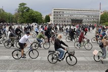 Protivladni protestniki v četrtek s koles na skupščino