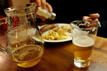 Čehi ob odprtju barov tudi do zastonj piva 