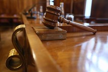 Sodnik, ki je proti posilstvu priporočal stiskanje kolen, ostal brez službe