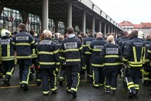 Sindikat poklicnih gasilcev opozarja na nezakonite posege v plače zaposlenih v BTC