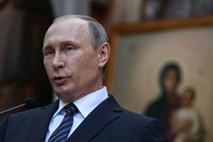 Vse več okuženih, Putinu pa se mudi na referendum