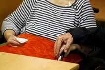 Opozicija od vlade terja pojasnila in odgovornost zaradi obrazcev glede zdravljenja oskrbovancev v domovih za starejše