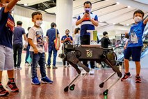 #video V Bangkoku robotski pes nakupovalce oskrbuje z razkužilom za roke