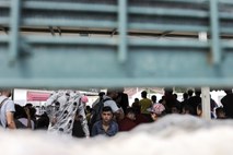 Malta po nemirih na ladji dovolila izkrcanje 400 migrantom 