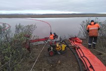V Sibiriji doslej odstranili 1700 kubičnih metrov razlitega goriva