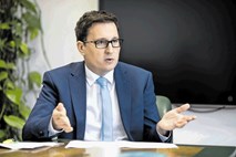 Boštjan Koritnik, minister za javno upravo: Vztrajanje v politiki, ko jo enkrat okusiš, je mazohizem