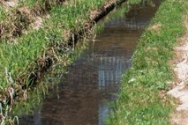 Iz lendavske bioplinarne kljub prepovedi odvažali digestat, v potok izpustili sporno tekočino