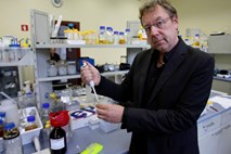 Dr. Borut Štrukelj: Pri cepivu proti novemu koronavirusu naj imajo prednost starejši