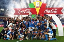 #video Napoliju po enajstmetrovkah šesti naslov italijanskega pokalnega prvaka