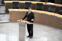 Pahor posvaril pred zdrsom v ustavnopravno krizo