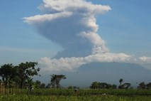 Indonezijski ognjenik Merapi znova bruha 