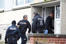 Stanovalci v Nemčiji zaradi karantene policiste obmetavali s kamni in steklenicami