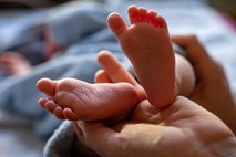 Število novorojencev tudi v letu 2019 manjše od 20.000