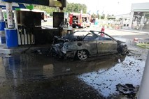 Na bencinski črpalki zgorel avto