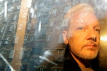 Ameriško pravosodno ministrstvo okrepilo obtožbe proti Assangeu