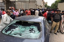 Oboroženi moški vdrli v borzo v Karačiju