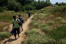 V BiH blizu meje s Hrvaško z lovskim orožjem umorjen migrant