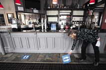 Odpiranje pubov v Veliki Britaniji: Središče življenja po treh mesecih in pol pripravljeno na žejne goste