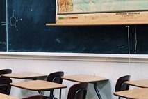 Učitelji mariborske prve gimnazije s peticijo za vrnitev srednješolcev v šole
