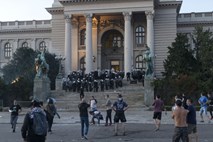 Vučić nakazal, da si utegne premisliti glede policijske ure, protesti so se po polnoči umirili