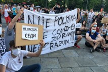 »Sedi, ne nasedaj«, nova taktika mladih srbskih protivladnih protestnikov
