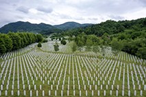 Zaradi pandemije okrnjena obeležitev 25. obletnice genocida v Srebrenici