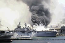 #video Požar na ameriški vojaški ladji: gost črn dim več sto metrov v nebo