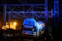 V trčenju vlaka v bližini Prage en mrtev, več deset poškodovanih