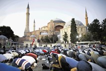 Hagija Sofija: Razpeta med krščanstvom in islamom, med politiko in vero,  med Evropo in Azijo