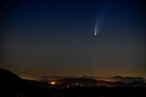 #video Ozrite se v nebo, s prostim očesom je viden eden najsvetlejših kometov