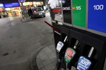 Cene bencina in dizla ostajajo pri enem evru za liter 