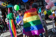 EU blokira izplačilo sredstev poljskim mestom zaradi diskriminacije LGBT