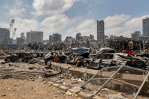 Eksplozija v Bejrutu posledica malomarnosti ali raketnega napada
