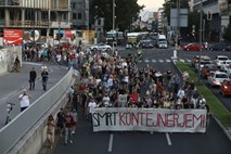 Petkovi protesti: V Ljubljani v ospredju oskrba okuženih starostnikov, v Izoli nasprotovanje korupciji