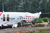 #video Letalo v Indiji prelomilo na dva dela, mrtvih vsaj 18 ljudi