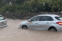 Krajevne nevihte: zalilo osnovno šolo in grad v Štanjelu
