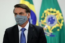 Bolsonaro se na kritike odziva z zanikanjem požarov v Amazoniji