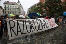 Petkovi protivladni protesti: zaradi deževnega vremena manj protestnikov kot običajno