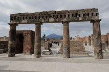 Italijanska policija išče »barbarsko« turistko iz Pompejev