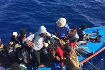 V brodolomu pred obalo Libije umrlo najmanj 45 migrantov in beguncev