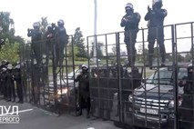 Po množičnem protestu v Minsku aretacije vidnih predstavnikov opozicije