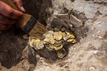 Mladostnika v Izraelu odkrila 425 odlično ohranjenih zlatnikov