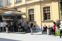 Upravna enota Ljubljana: Na vstop je v Tobačni treba počakati pred vrati