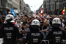 #foto Policija v Berlinu zaradi kršenja ukrepov prekinila protest nasprotnikov ukrepov